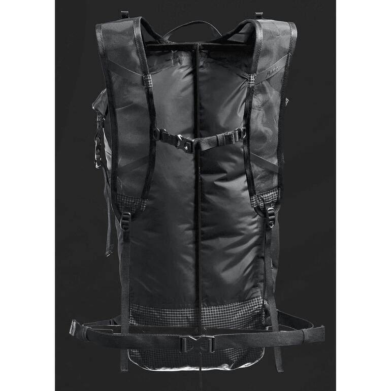 Outdoor-Falt-Rucksack, 22 Liter Offener Outdoor-Falt-Rucksack von vorne auf schwarzem Hintergrund.