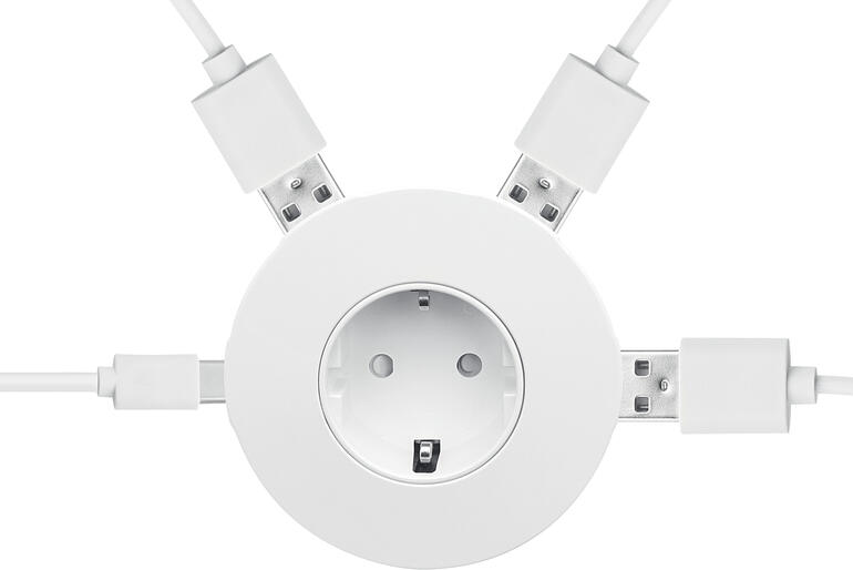 Lädt bis zu 4 Geräte gleichzeitig (3 USB-A, 1 USB-C). Überblick über Steckdoseneinsatz mit 4 USB-Ports, Kabel angeschlossen.