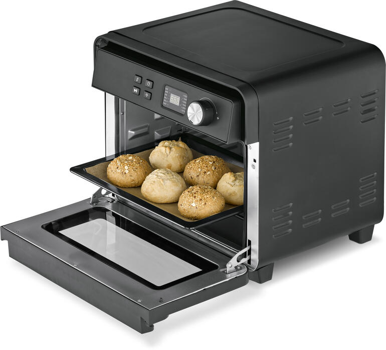Auf dem mitgelieferten Blech backen Sie bis zu 6 Brötchen gleichzeitig – auf kleinstem Raum. CASO AirFry Chef 1700 Heißluftfritteuse mit gefülltem Backblech, offen präsentiert.