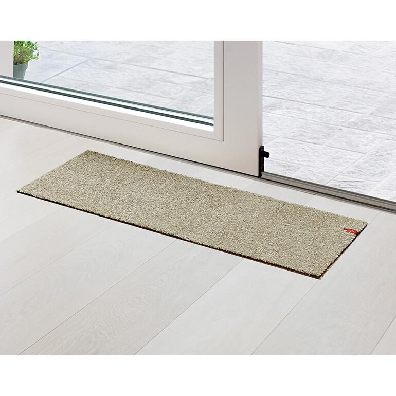 Greige Terrassentür Fußmatte in beige vor einer Glastür.