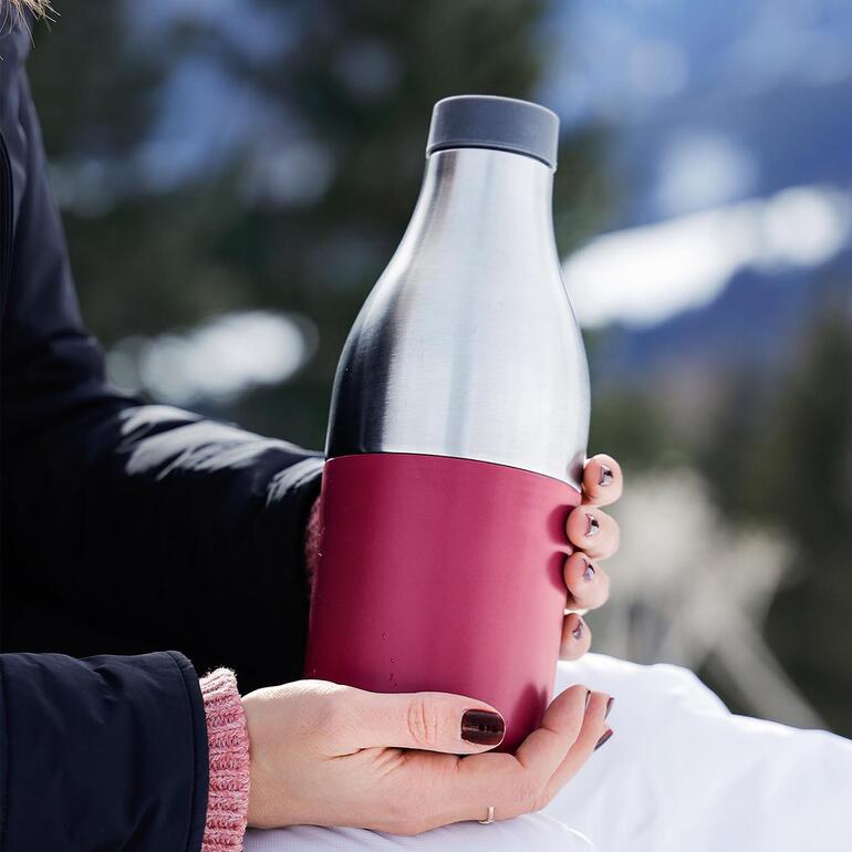 2-in-1 Lunchcontainer/Trinkflasche Person hält die 2-in-1 Lunchcontainer und Trinkflasche in den Händen im Freien.