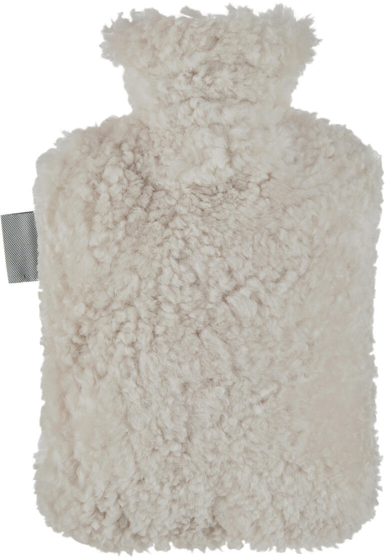 Die beidseitig verschiedenen Materialien bieten Ihnen den jeweils gewünschten Wärmegrad. Warmflasche aus Schaffell in heller Farbe auf weißem Hintergrund.
