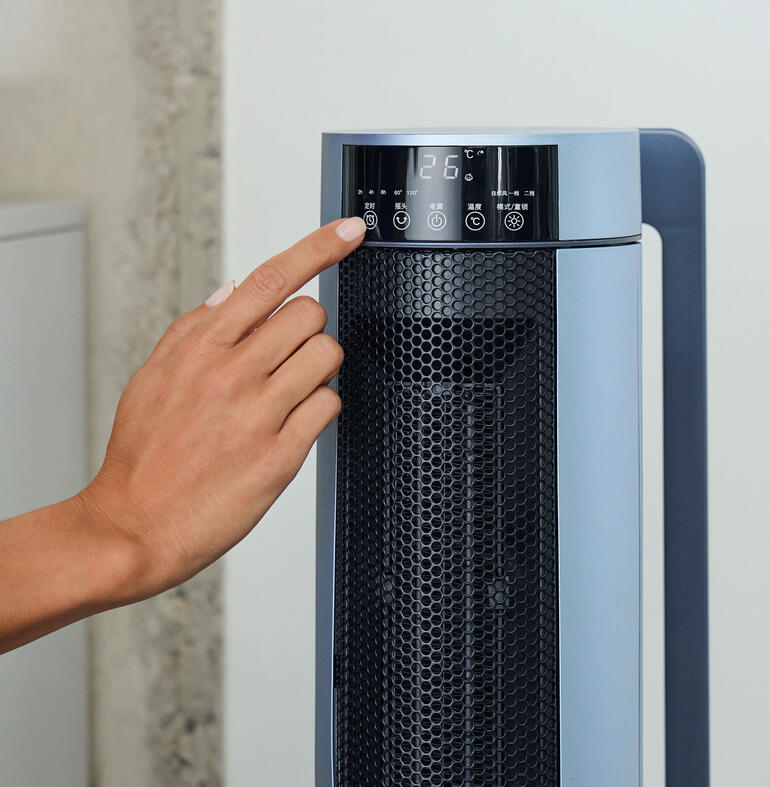 Einfach per LED-Touchdisplay wählen Sie Ihre gewünschte Temperatur, Ventilatorstärke und Oszillation (zuschaltbar). Hand am Bedienfeld des PTC Keramik-Heizlüfters mit Temperaturanzeige