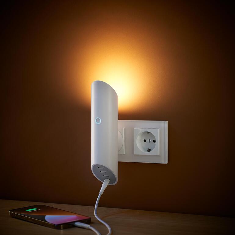 Steckdosen-Leuchte mit 4 USB-Ports Steckdosen-Leuchte mit warmweißer Lichtabstrahlung in einer Wandsteckdose.