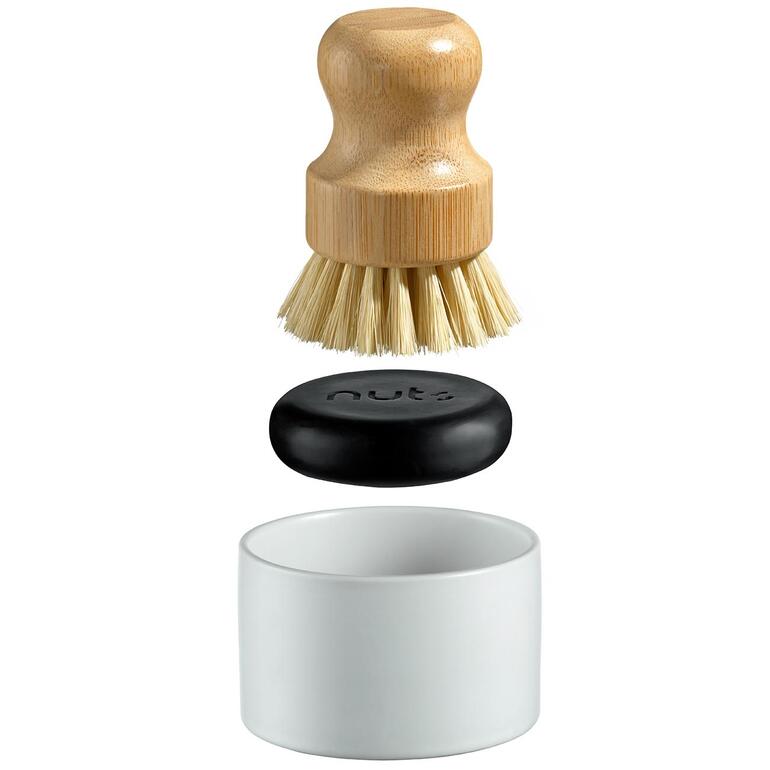Das 3-teilige Set besteht aus einer Holzbürste mit Naturborsten, Aktivkohle-Seife und Porzellan-Seifenschale. Nachhaltige Spülbürste über ihrer Halterung und Seife.