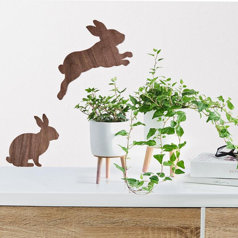 Hasen-Wandtattoo, 2er-Set auf einem Tisch mit Pflanzen
