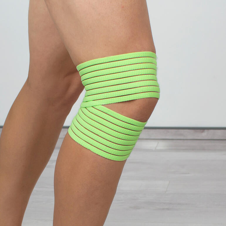 Schulter mit einer grün umwickelten Bandage.