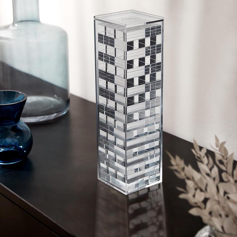 Zugleich ein dekorativer Hingucker in Wohnraum oder Büro. Geschicklichkeitsspiel „Tower“, auf einem Tisch stehend.