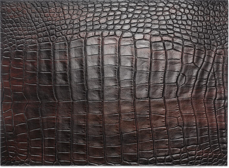 Tischset, Schoko Dunkelbraunes Tischset im Kroko-Design, nahaufnahme der Oberfläche.