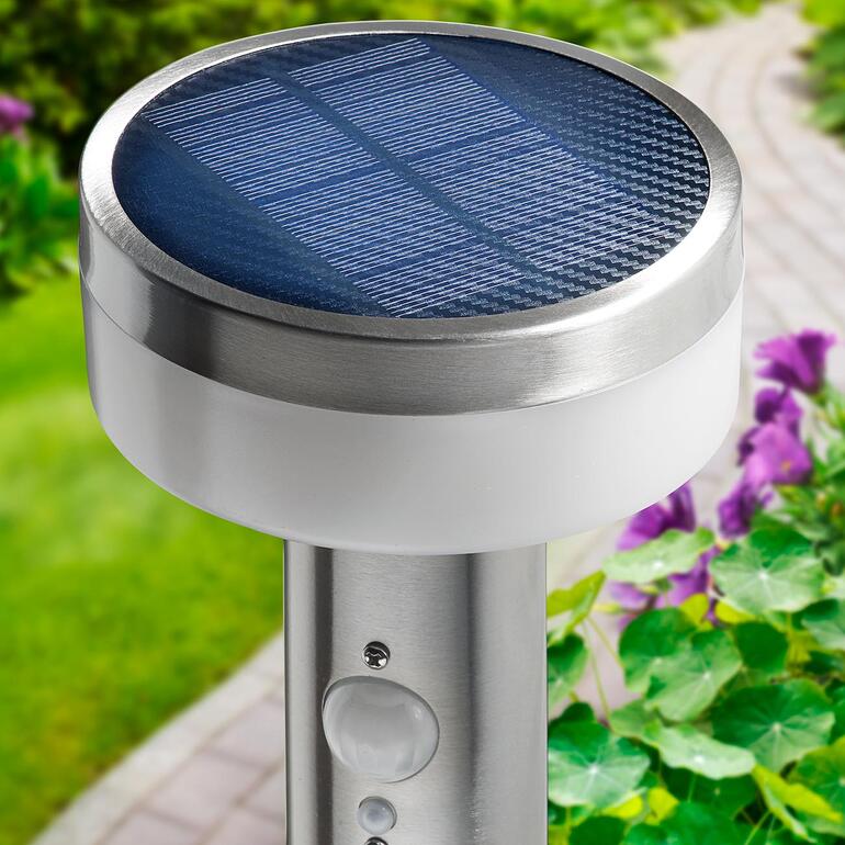 Die Solar-Gartenleuchte in zeitlos-elegantem Edelstahl-Design arbeitet per hocheffizientem monokristallinem Panel. Detaillierte Ansicht eines solarbetriebenen Gartenlichts mit Solarpanel.