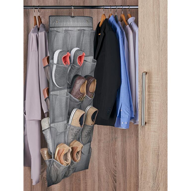 2-Wege-Schuh-Organizer 2-Wege-Schuh-Organizer hängt in einem Kleiderschrank mit verschiedenen Schuhen.