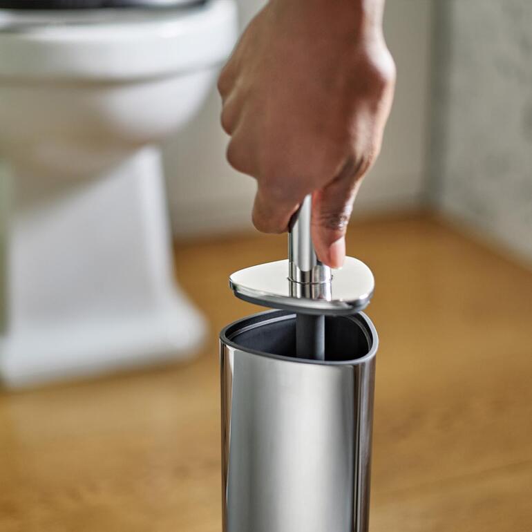 Edelstahl Silikon-WC-Wischer mit Borstenkopf in Hand