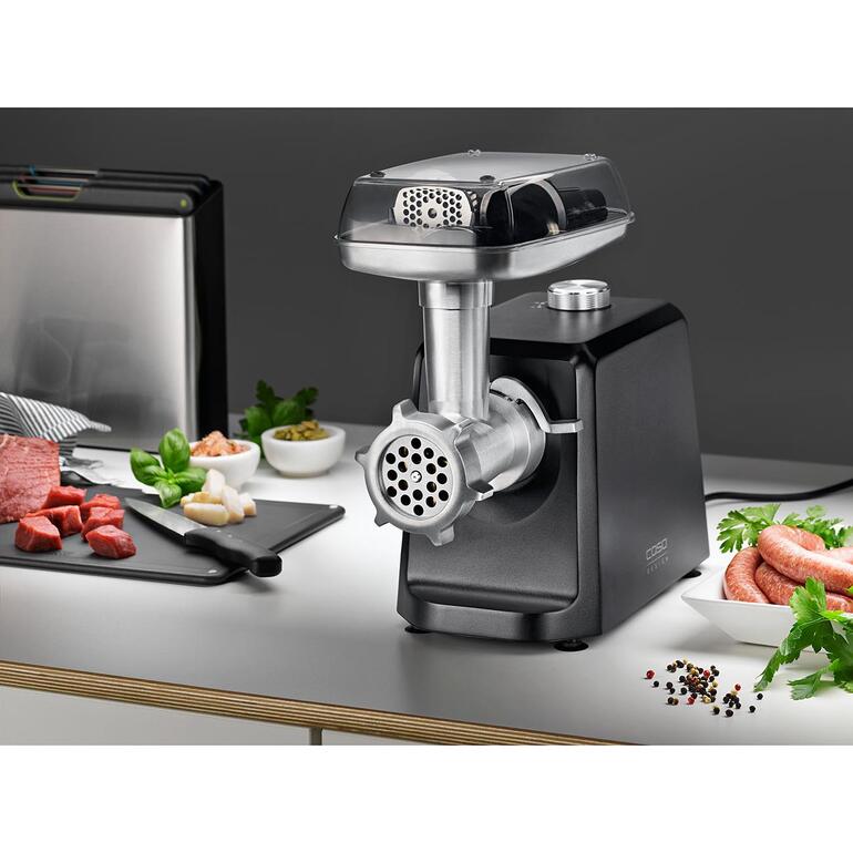 Caso Profi-Fleischwolf FW 2500 Caso Profi-Fleischwolf FW 2500 mit Zutaten auf einem Tisch