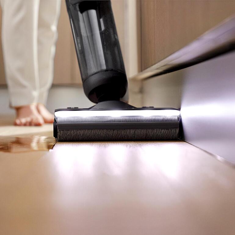Mit optimiertem Bürstenkopf für bessere Kantenreinigung – und Frontleuchte für gute Sicht auch in dunklen Ecken. Wischsauger Floor One S7 Premium mit beleuchtetem Teil