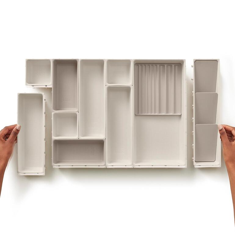 Die 12 Module in 5 Größen stecken Sie einfach nach Wunsch und Bedarf zusammen. Modularer Make-up Organizer, 12-teilig, auf dem Tisch