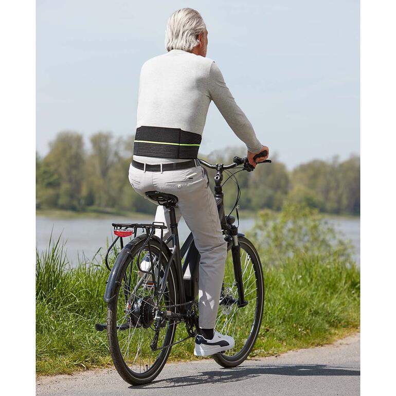 Mann fährt auf einem Fahrrad mit einem Fahrrad-Stützgurt.