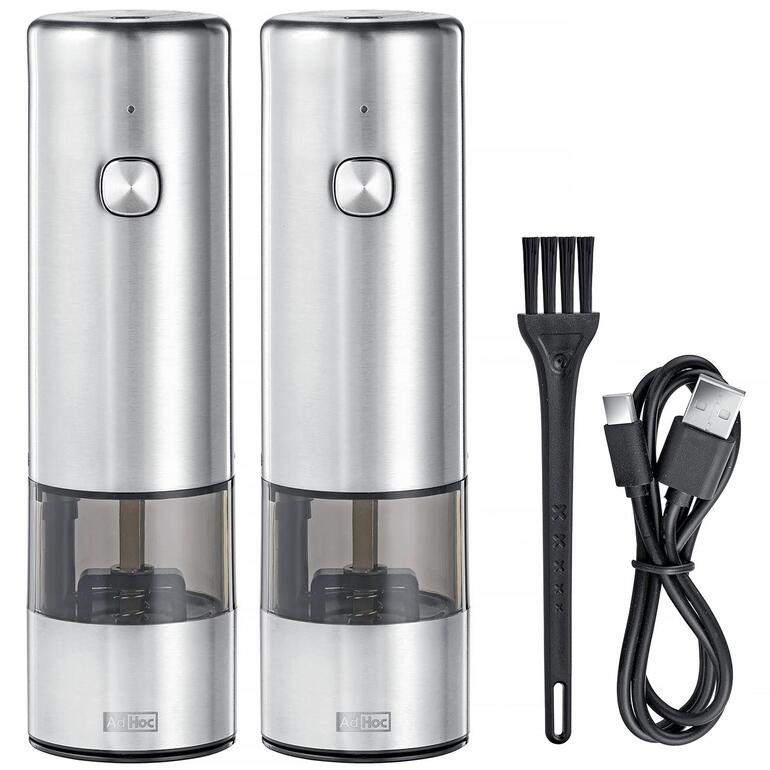 Wahlweise auch im 2er-Set erhältlich. Zwei Akku-Gewürzmühlen mit USB-Ladekabel und Bürste nebeneinander.