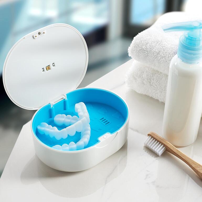 Offene Zahnpflege Hygiene-Box mit Zahnspangen in Türkis.