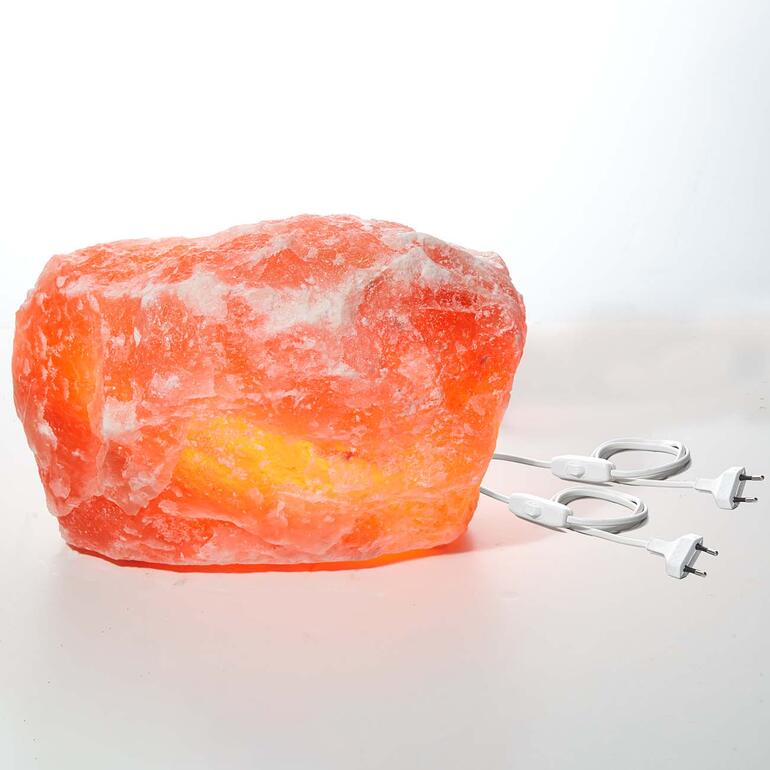Salzkristall-Leuchte Salzkristall-Leuchte mit Kabel auf einem weißen Hintergrund.