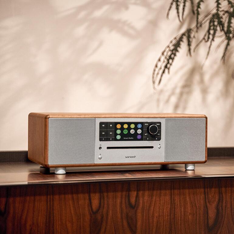 Sonoro PRESTIGE in Walnussfarbe auf einem Regal mit großen Tasten.