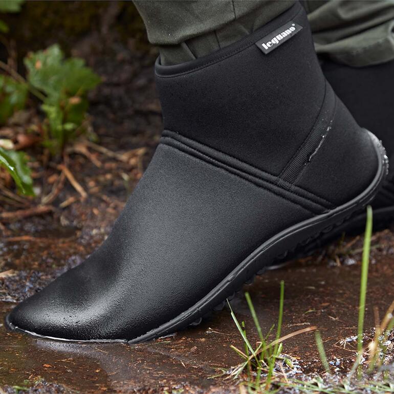 Die funktionalen Materialien sorgen für wohlige Wärme bei maximaler Bewegungsfreiheit – ideal für die Übergangszeit. Bein in leguano Thermo-Schlupf-Stiefelette auf nassem Boden