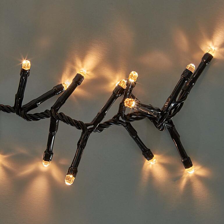 Die diamantförmig geschliffenen LED-Köpfe brechen das Licht – so strahlt es noch heller und brillanter. Nahaufnahme der Kaskaden-Lichterkette mit leuchtenden Lichtern