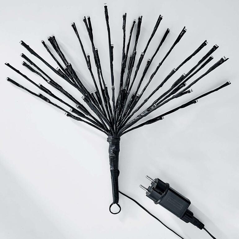 Die schwarz umwickelten Kabel sind in der Dunkelheit fast unsichtbar – so scheinen die grazilen, 24-strahligen Lichtersterne effektvoll in der Luft zu schweben. Detailansicht der Polarstern Lichterkette vor neutralem Hintergrund.