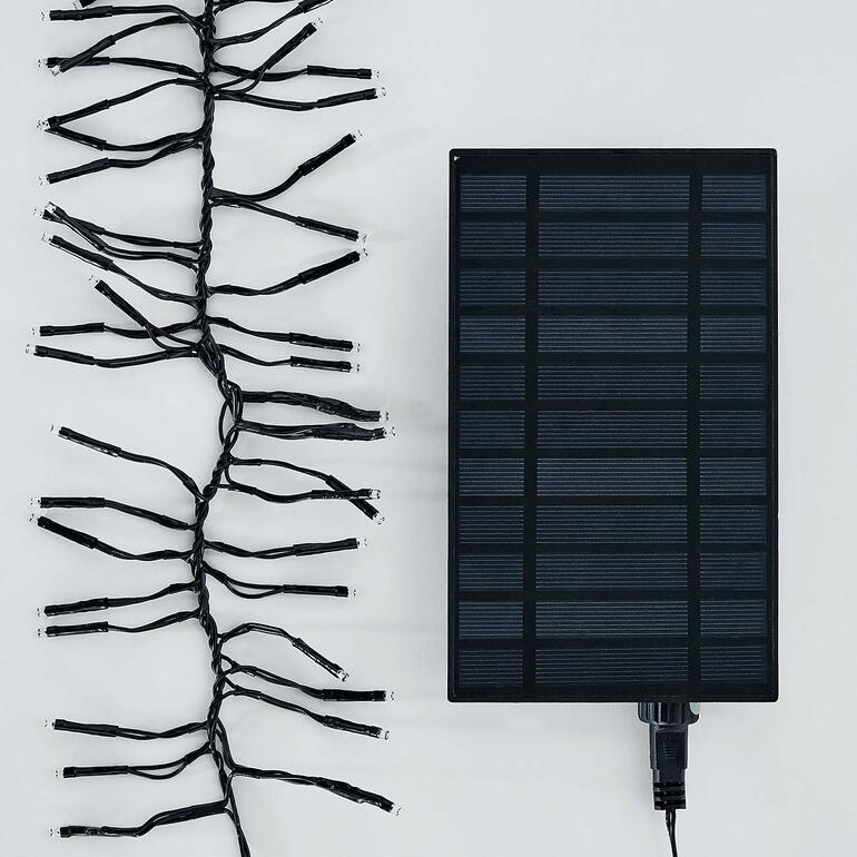 Solar-Lichterkette und Solarpanel auf einem weißen Hintergrund.