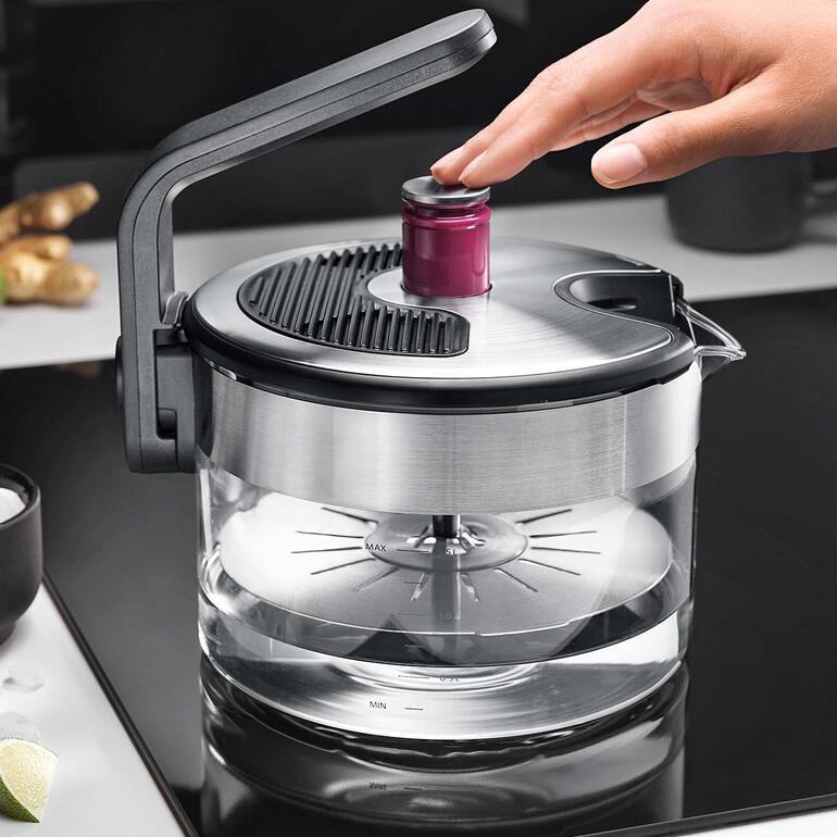 Einfach auf Ihrem Induktionsherd erhitzen Sie bis zu 1,5 l Wasser – mit gewohnt bequemer Abschaltautomatik wie bei einem klassischen Elektro-Kocher. Induktions-Wasserkocher wird auf dem Herd bedient.