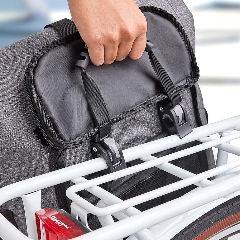 Wasserdichte 4-in-1-Fahrradtasche Nahaufnahme von der Tragevorrichtung der wasserdichten Fahrradtasche in einer Hand.