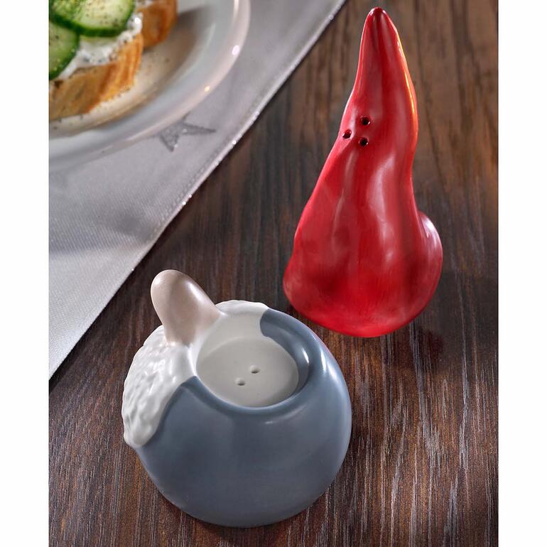 Salz- und Pfefferstreuer Tomte zusammen auf einem Tisch.