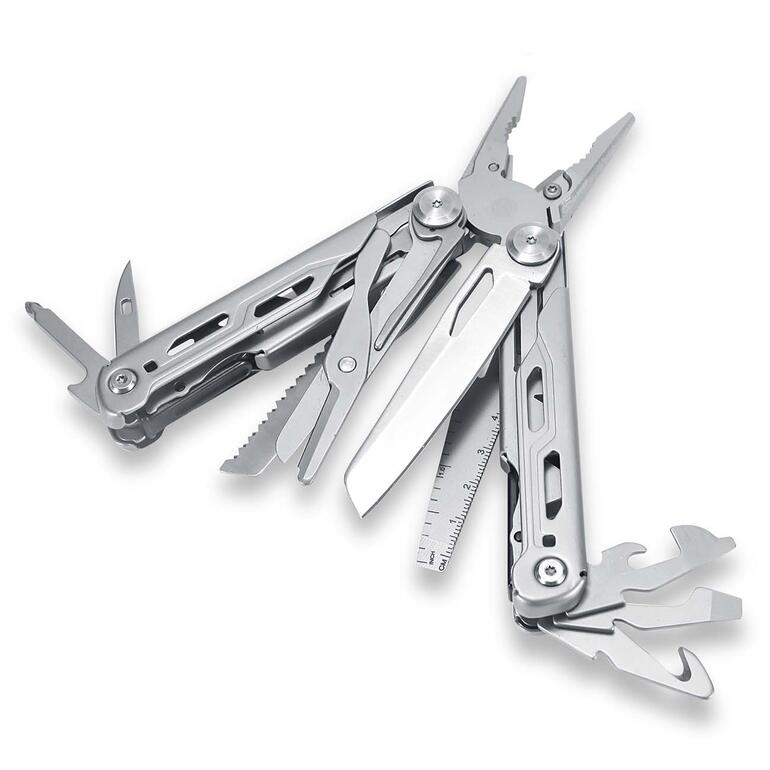 Offenes 18-in-1 Multitool auf weißem Hintergrund.