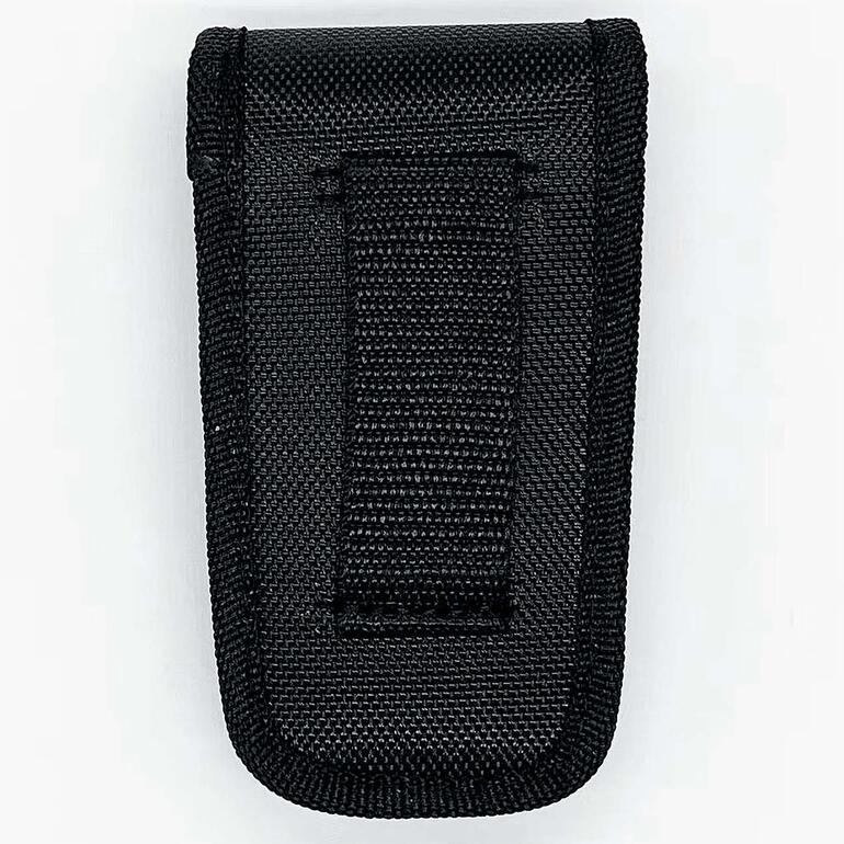 Rückansicht einer schwarzen Gürteltasche auf weißem Hintergrund.