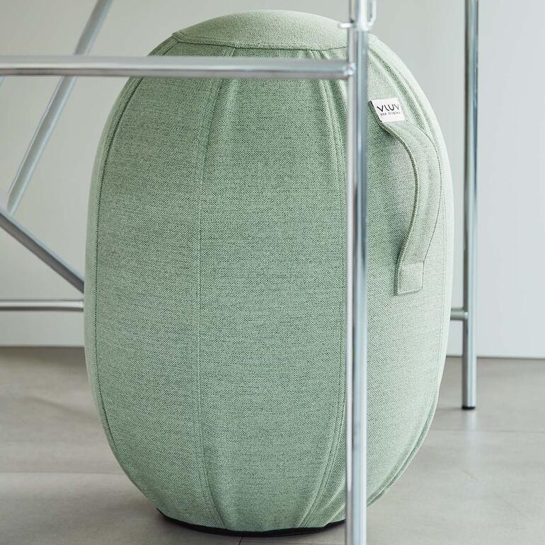 Dynamisch wie ein Sitzball, aber platzsparend wie ein Hocker – mit Seitenschlaufe zum bequemen Tragen. Luftgefüllter Balance-Hocker aus einem anderen Blickwinkel