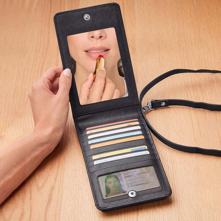 Die 8 Steckfächer sind perfekt zum Verstauen von Kreditkarten, Ausweis, Führerschein, Parkmünzen, ... Und für den schnellen Beauty-Check ist sogar ein Spiegel integriert. Hand öffnet die Crossbody-Smartphone-Tasche mit Spiegel.