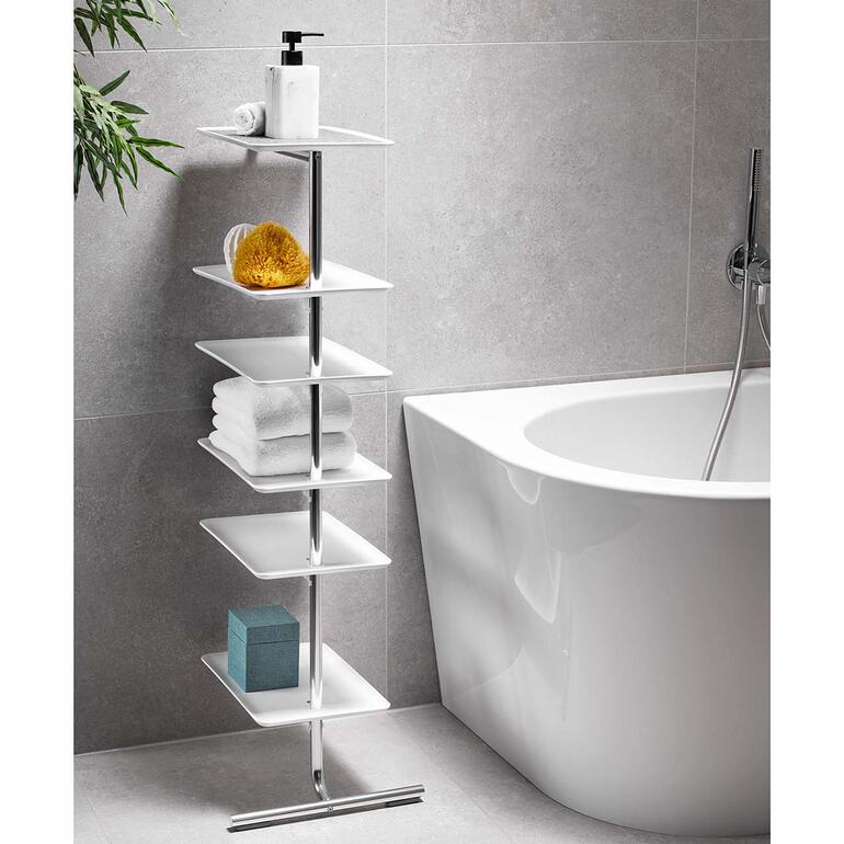 Anlehnregal mit Handtüchern neben einer Badewanne.