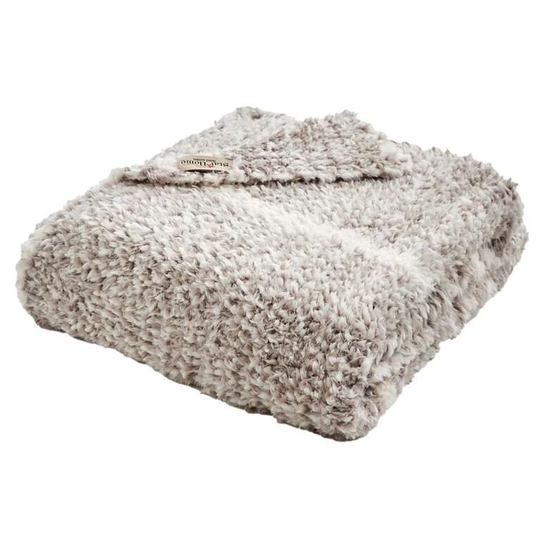 Ober- und Unterseite zeigen ein gleichermaßen schönes, flauschiges Strickmuster. Zusammengelegte Kunstfell-Strickdecke auf weißem Hintergrund.