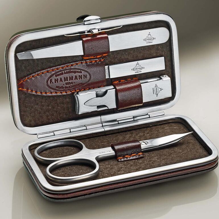 Öffentliches Maniküre-Etui mit fünf Werkzeugen, in einer eleganten Verpackung.