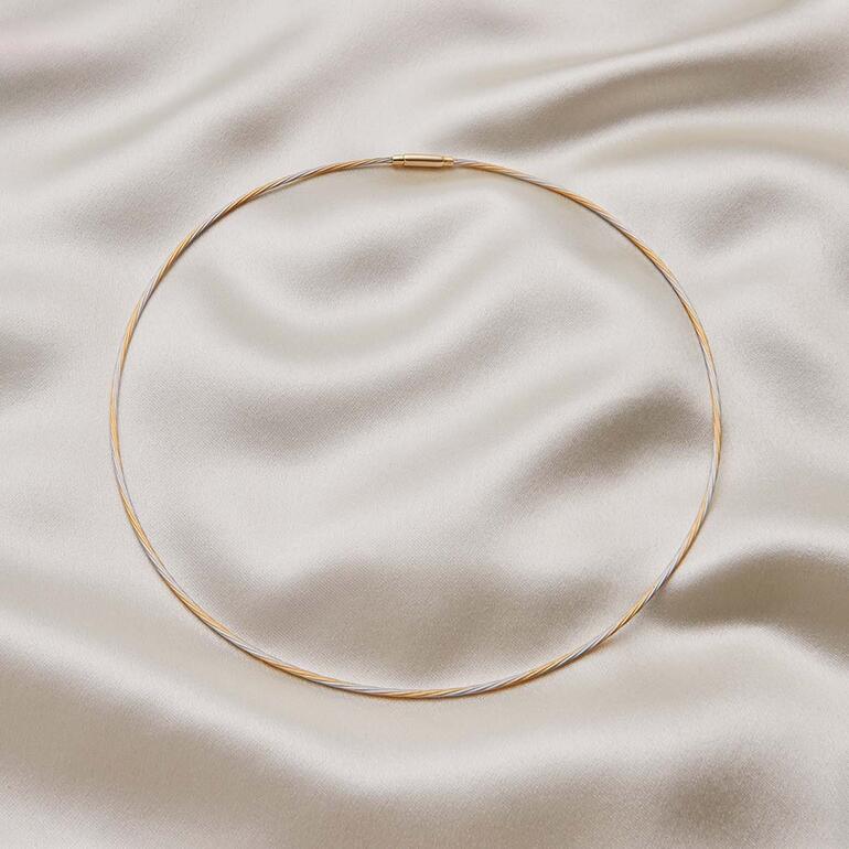 Bi-color Kabelcollier auf satinartigem Stoff, elegant und schlicht.