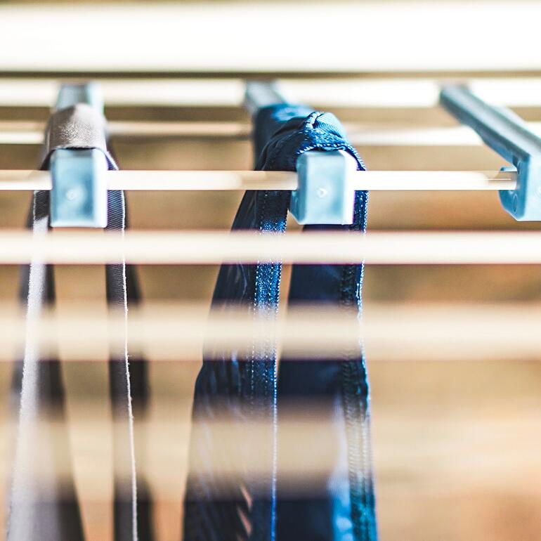 Drei Leinen-Lotte-Bänder auf einer Wäscheleine