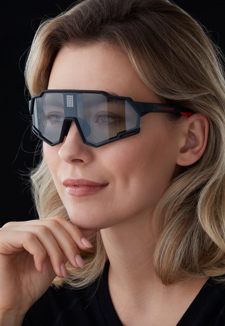 Frau mit selbsttönender LCD-Sonnenbrille in einem modischen Look.