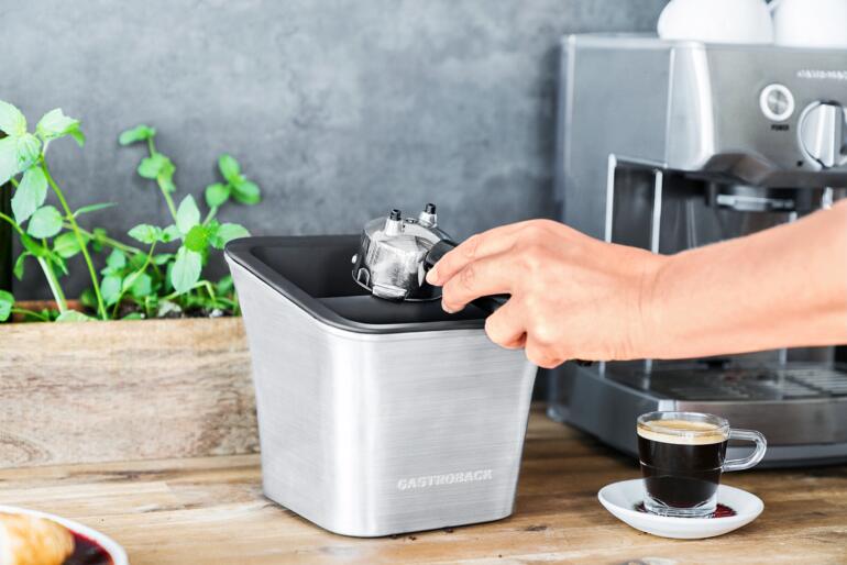 Benutzer fügt Kaffeekapsel in die Design-Siebträgermaschine Advanced Duo ein.