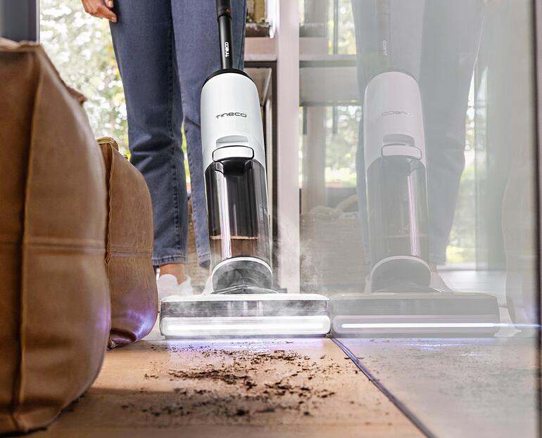 Mit verbesserter beidseitiger Kantenreinigung – reicht bis auf schmale 5 mm an Fußleisten und Möbel heran. Wischsauger Floor One S7 Steam Plus entfernt Schmutz vom Teppich.