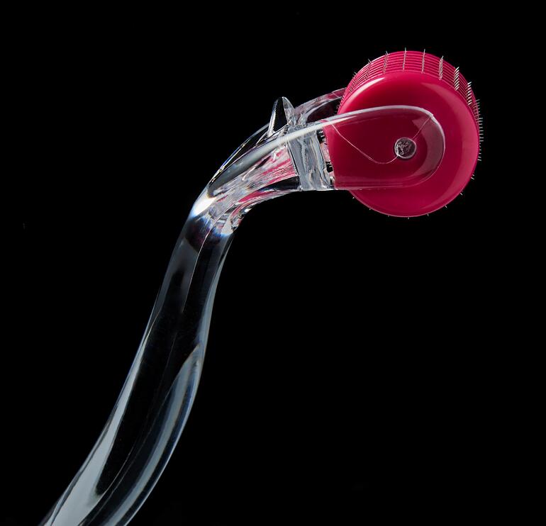 Nahaufnahme von Beautyroller® 2.0 mit pinkem Roller.