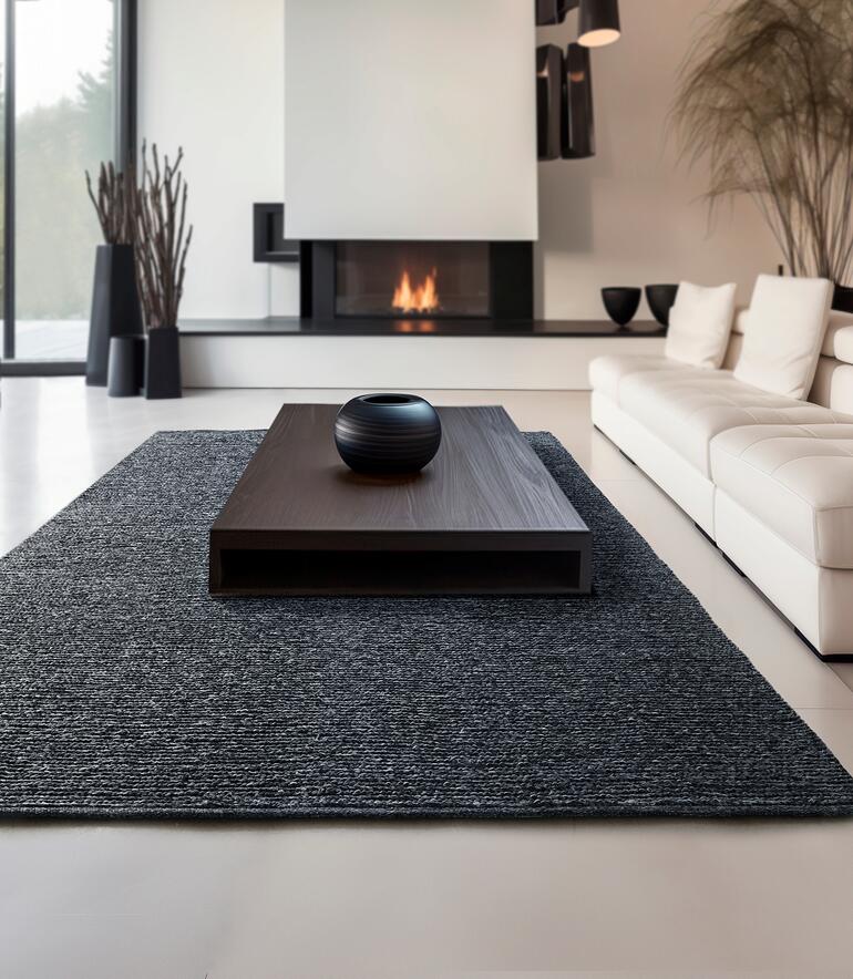 Stickmuster-Design, Stone Kordel-Teppich in Dunkelgrau mit Tisch im Wohnzimmer