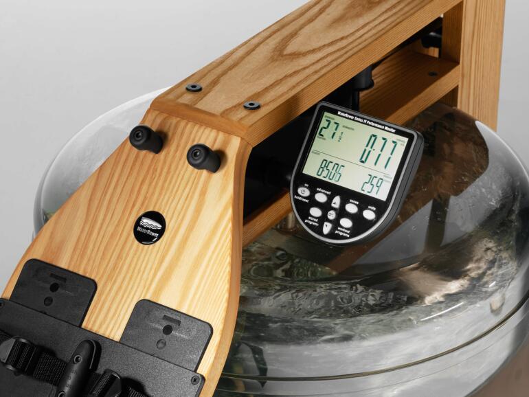 Alle wichtigen Trainingsdaten immer im Blick. Detailansicht des Displays eines WaterRower Rudergeräts
