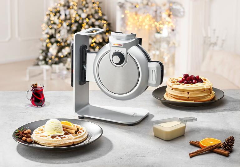Vertikal-Waffeleisen Waffle Up während der Weihnachtszeit, dekoriert mit Waffeln und Beeren.
