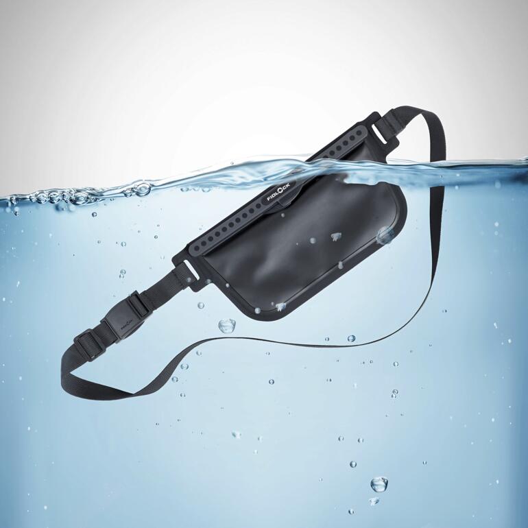 Crossbody-Bag, Schwarz Schwarze Dry Bag schwimmt im Wasser, unter Wasserbläschen sichtbar.