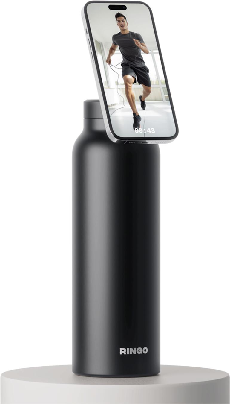 Schwarz 2-in-1 Trinkflasche in Schwarz mit Smartphone-Halterung, auf einem weißen Sockel.