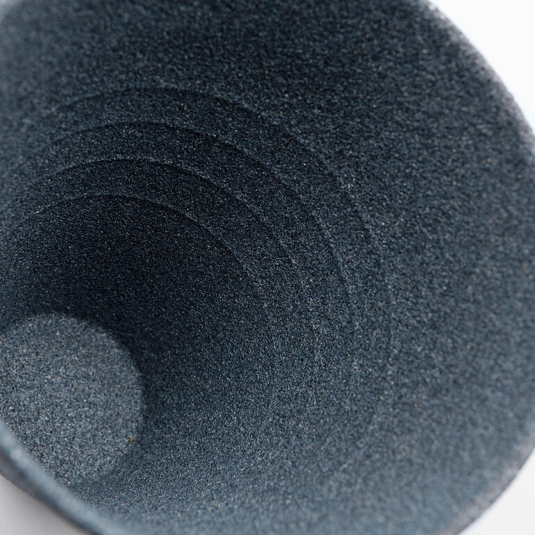 Mit Wandmarkierungen innen für 1 – 4 Tassen. Innenseite eines Keramik-Kaffeefilters mit Rillen.